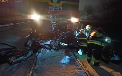 На Прикарпатті потяг на швидкості зніс легковий автомобіль: на місці загинуло двоє людей