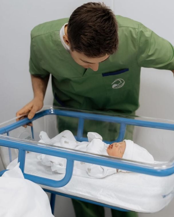 Володимир Остапчук з дружиною та їхнім новонародженим сином / © instagram.com/vova_ostapchuk