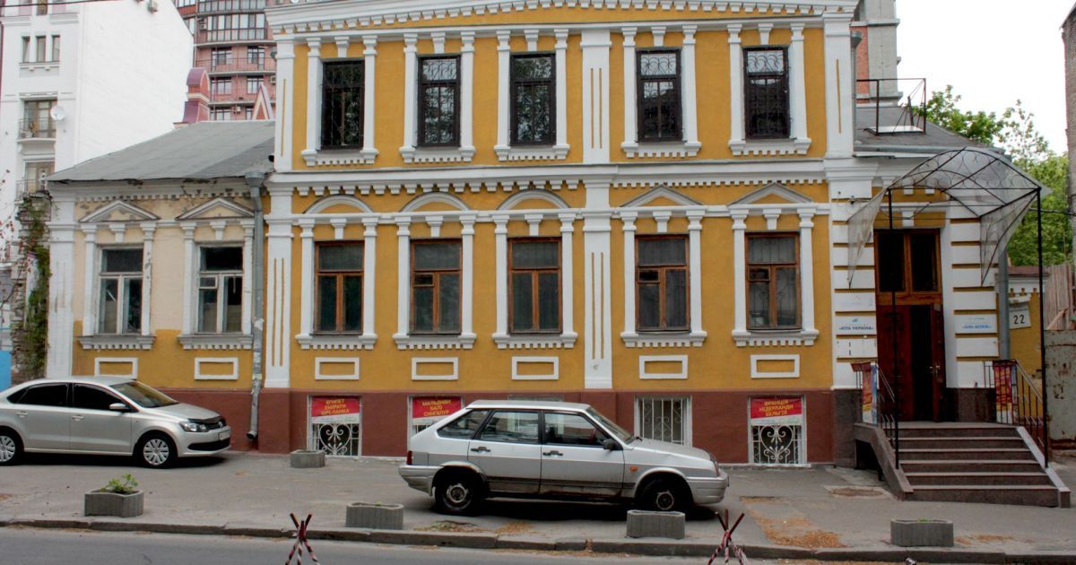 У Києві знесли паркан забудовника навколо історичного будинку XIX століття / © із соцмереж