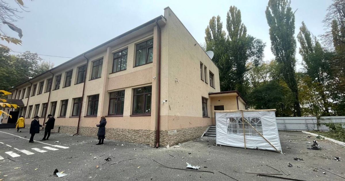 Повреждена еврейская школа "Перлына" в Киеве/Фото: телеграм-канал посла Израиля в Украине Михаэля Бродского