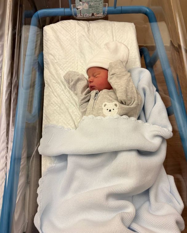 Володимир Остапчук з дружиною та їхнім новонародженим сином / © instagram.com/vova_ostapchuk