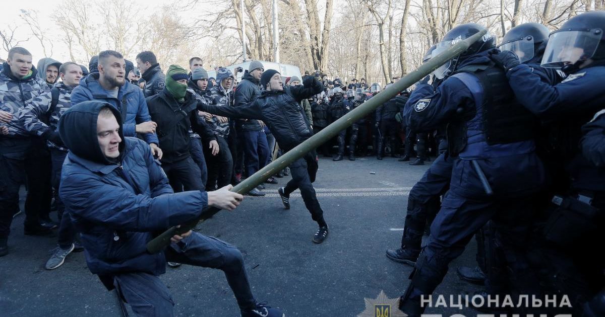Возможна трепанация черепа. В МВД рассказали о состоянии пострадавших во время столкновений возле Рады