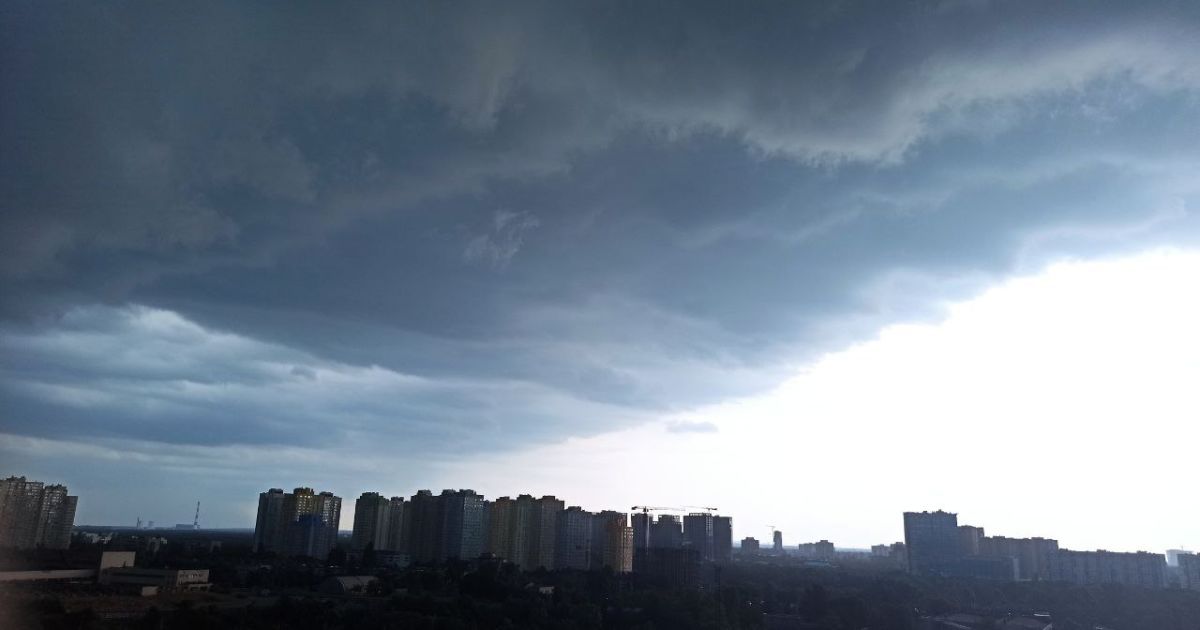Зірвало дах: у Києві негода внесла корективи у початок навчального року в одній зі шкіл