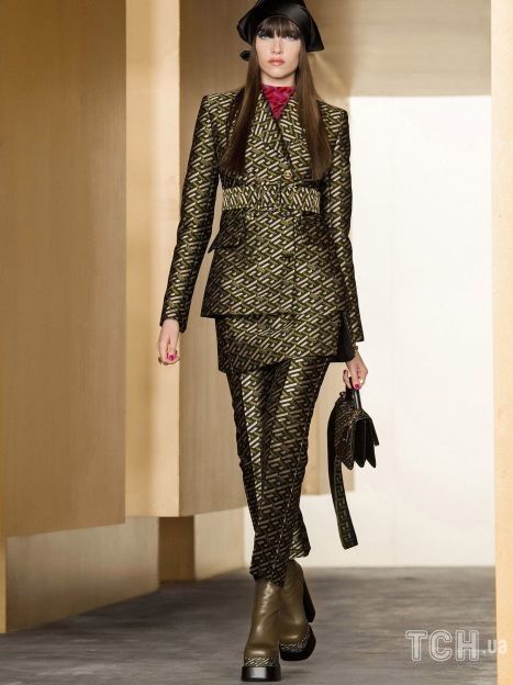 Коллекция Versace прет-а-порте сезона осень-зима 2021-2022 / © East News