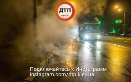 Туман из канализации: в Киеве на проспекте Лобановского прорвало трубы