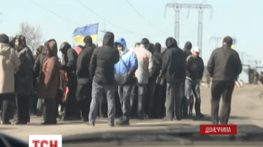 За перепустками в зону АТО люди стоять у черзі тижнями