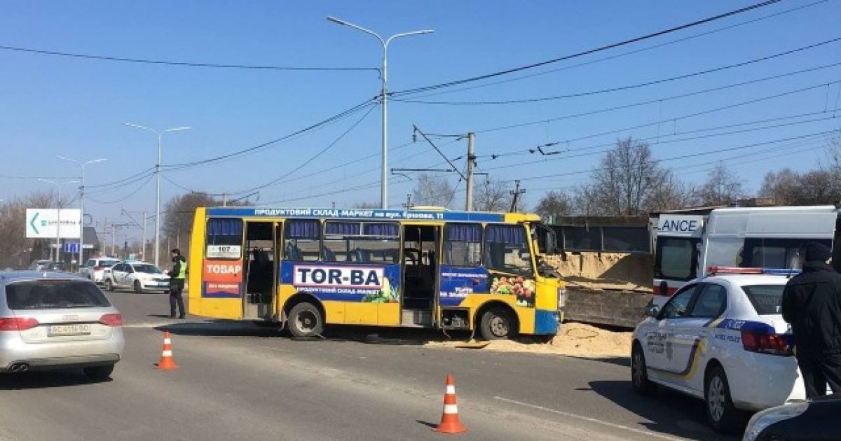 У Луцьку зіткнулись вантажівка і маршрутка_9 / © Волинські новини
