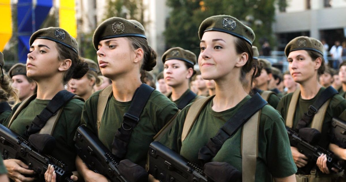 Все, як у чоловіків: жінкам доведеться збирати документи і проходити медогляд, аби стати на військовий облік