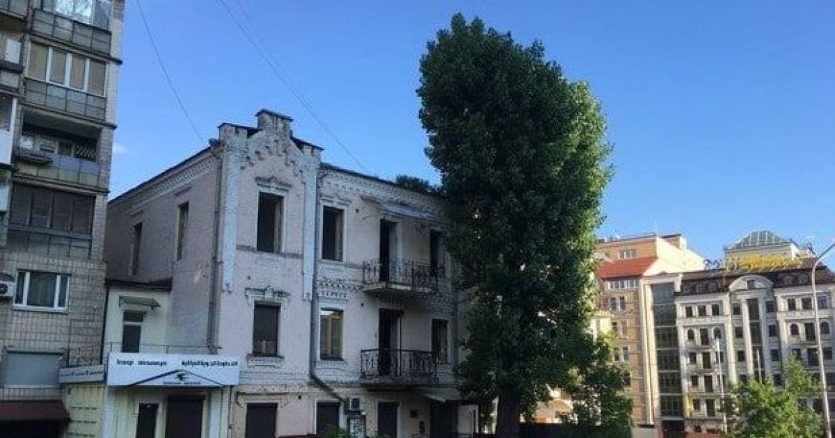 У Києві демонтують "будинок з жуками" / © із соцмереж