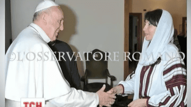 Папа Римський отримав у подарунок вишиванку