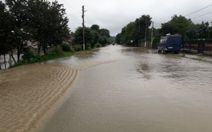 Прикарпатье снова затопило: паводок повредил дороги в двух районах