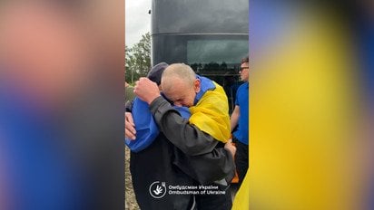 Обійми після полону: зворушливі кадри повернення українських захисників