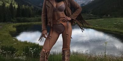 В нижнем белье и питоновых ботильонах: сексуальный "ангел" Адриана Лима в фотосъемке Victoria's Secret