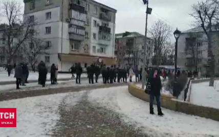 Под Киевом образовались огромные очереди на COVID-тестирование: больные часами стоят на морозе (видео)