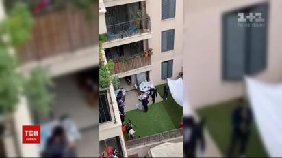 В Израиле житель многоэтажки снял свадьбу во внутреннем дворе