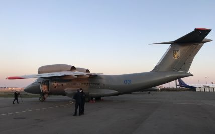 До України з Китаю привезли нову партію гуманітарної допомоги для боротьби з коронавірусом