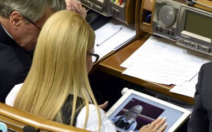 Тимошенко в Раде любовалась своими фото в новом образе