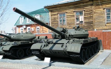 Россияне пригнали в Мелитополь эшелон снятых с консервации "раритетных" танков Т-62