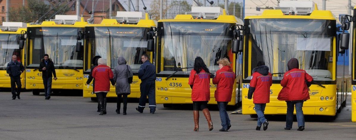 В Киеве произошла задержка движения автобусов и троллейбусов: список маршрутов