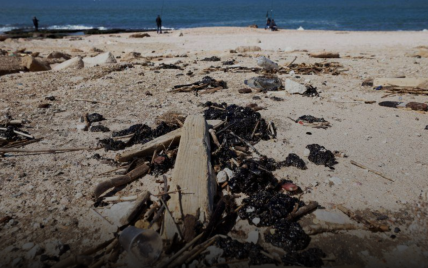 Пляжи Израиля почернели после разлива нефти в море