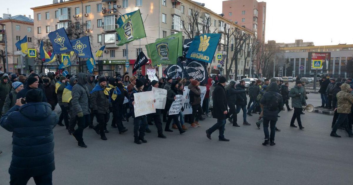 К Кернесу с шинами и громкими возгласами пришел "Марш злых харьковчан"