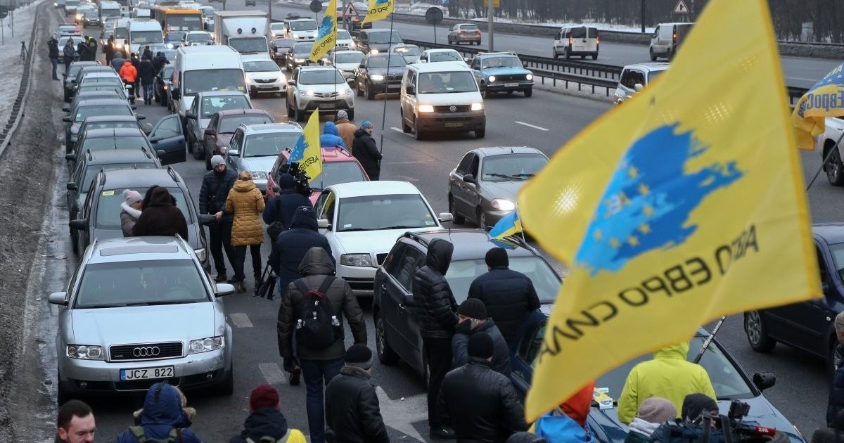 Протестующие прекратили блокирование въездов в Киев
