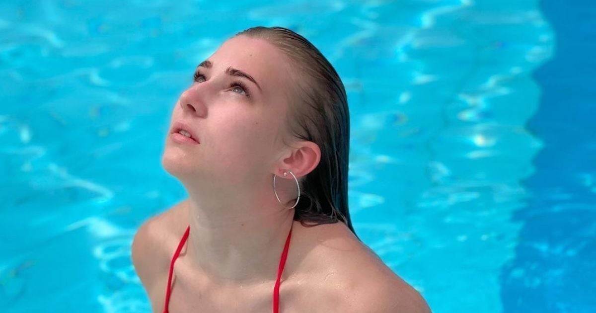 Зірка "Жіночого Кварталу" Нікітіна у червоному сексі-купальнику позувала мокрою біля басейну