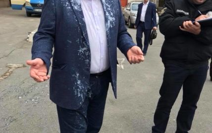 Соратника Саакашвили облили кефиром в Черновцах