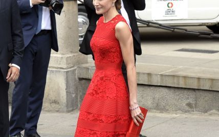 В эффектном красном платье: королева Летиция на торжественном мероприятии в Мадриде