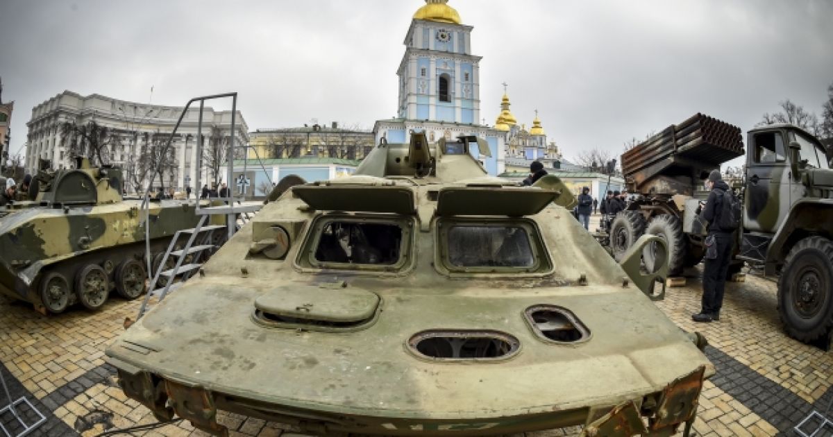 На Михайловской площади выставили "трофейную" российскую военную технику и оружие. / © President.gov.ua