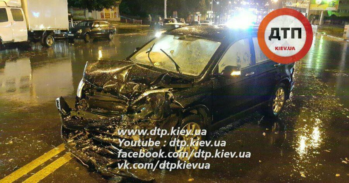 Масштабна ДТП у Києві: "Volvo" збив двох пішоходів на переході і вилетів на зустрічну смугу