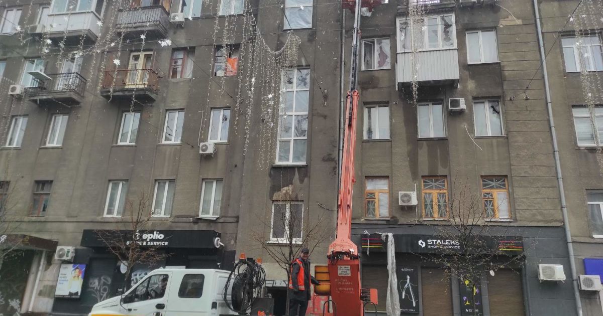 “Палає так, що караул, а роботу потрібно робити”. Як харківські електрики під обстрілами живлять рідне місто