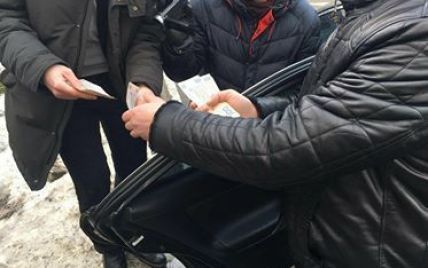 Слідчого і адвоката на Київщині спіймали на хабарі у декілька тисяч доларів 