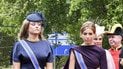 Принцеса Аріана (у синьому) і принцеса Алексія (у баклажановому)