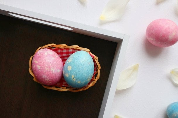 Як фарбувати великодні яйця без 