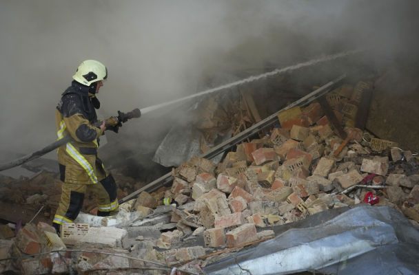 Дрони кілька годин атакували місто: РФ вдарила по житлових кварталах обласного центру