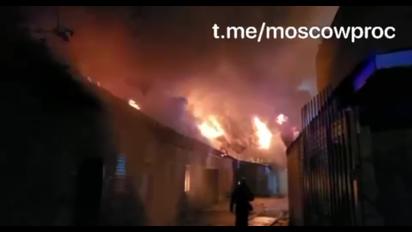На півдні Москви спалахнула адміністративна будівля