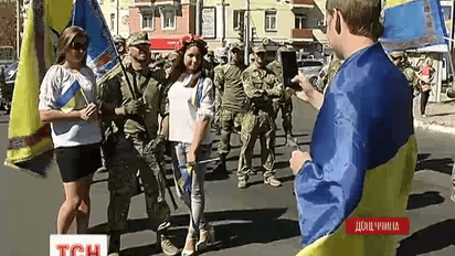 Мариуполь празднует День города в вышиванках и под сине-желтыми флагами