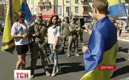 Мариуполь отметил день города парадом вышиванок и аплодисментами военным