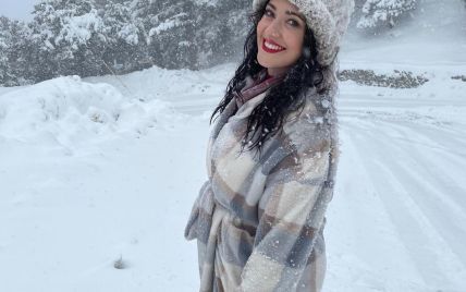 В стильному пальті та шапці: Соломія Вітвіцька зробила приголомшливі фото в засніжених горах