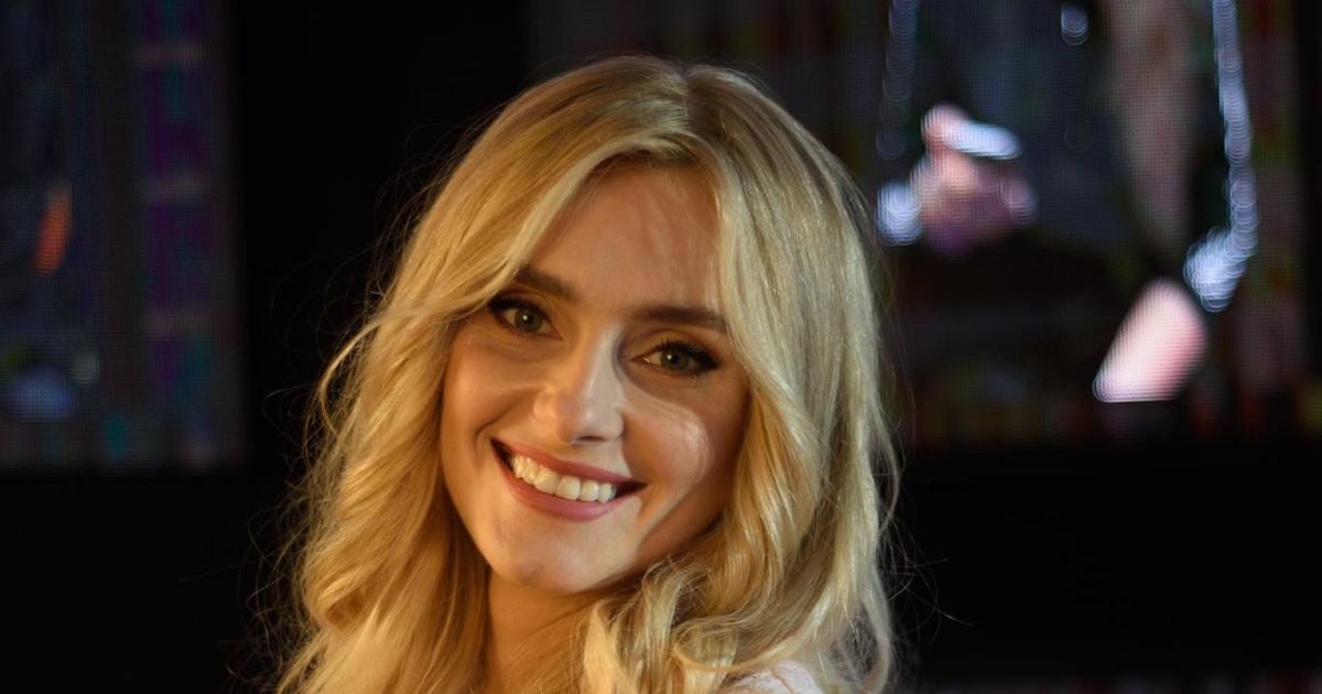 Тендітна Ірина Федишин у рожевій сукні показала фото зі знімань нового кліпу