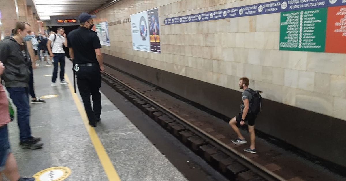 В Киеве пьяный мужчина остановил движение метро: фото