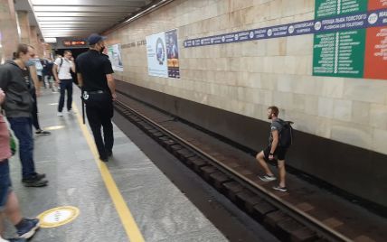 У Києві п'яний чоловік зупинив рух метро: фото