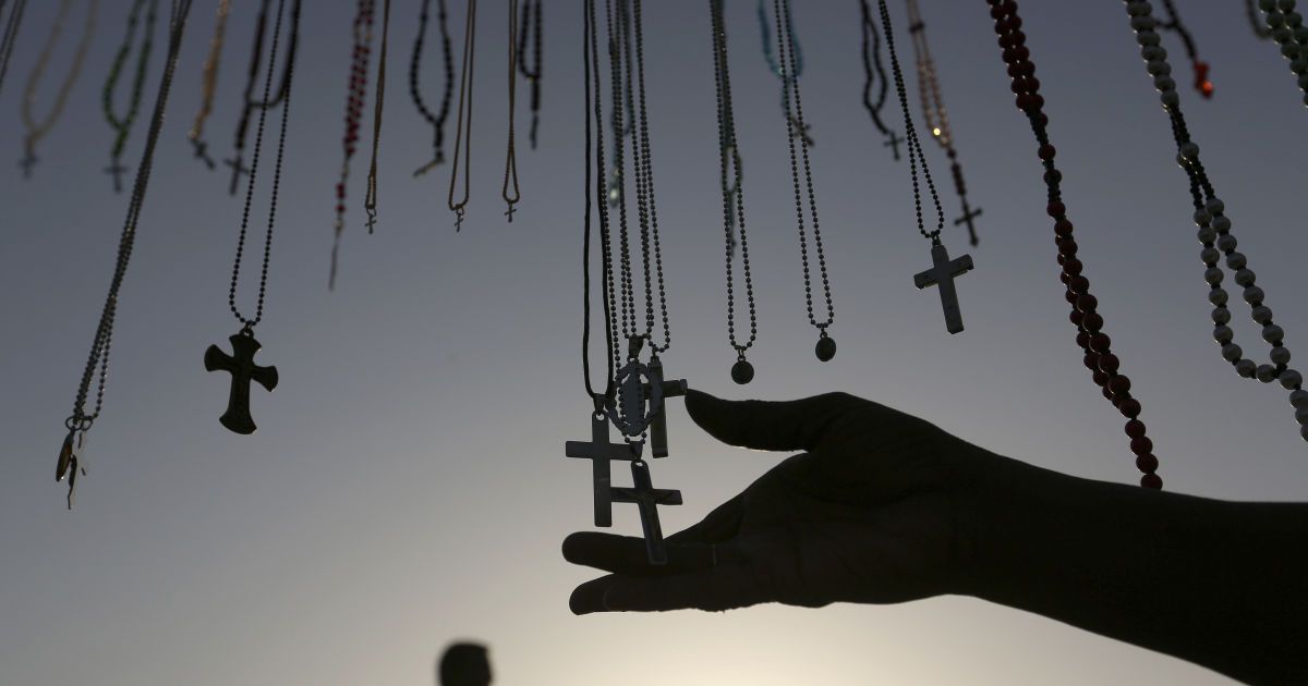 Попросила дочь снять с нее крестик и пошла в другую комнату: в Днепре женщина выпала из окна