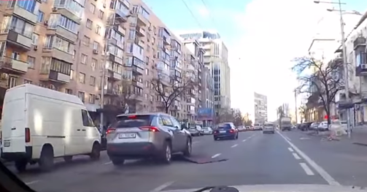 В Киеве сильный ветер сорвал с крыши дома металлический лист и понес на дорогу: повреждены два автомобиля (видео)