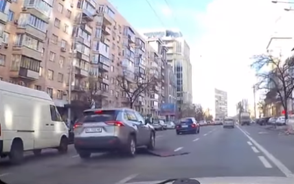 У Києві сильний вітер зірвав з даху будинку металевий лист і поніс на дорогу: пошкоджено дві автівки (відео)