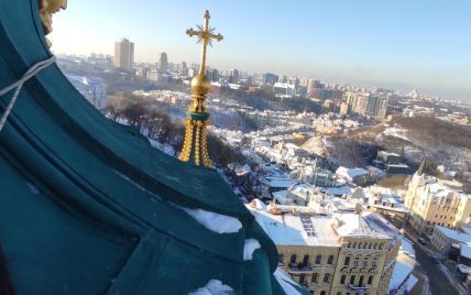 "Почти сюжет для Discovery": в Киеве сильный ветер повредил купол Андреевской церкви (фото)
