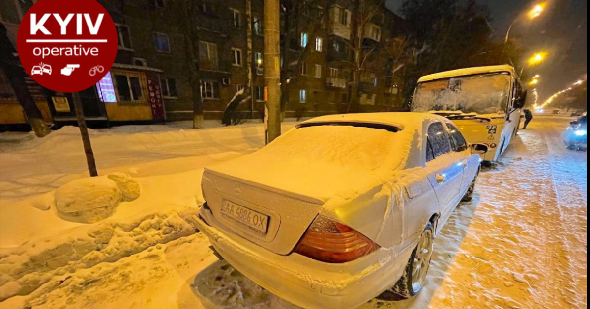 У Києві п'яний таксист на побитій автівці влетів у Mercedes та в автобус / © Київ Оперативний