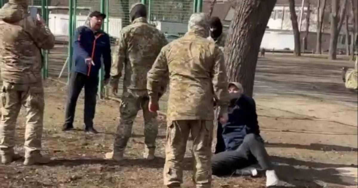 Военный ТЦК применил травматический автомат против бьющегося кастетом гражданского. Скриншот по видео конфликту