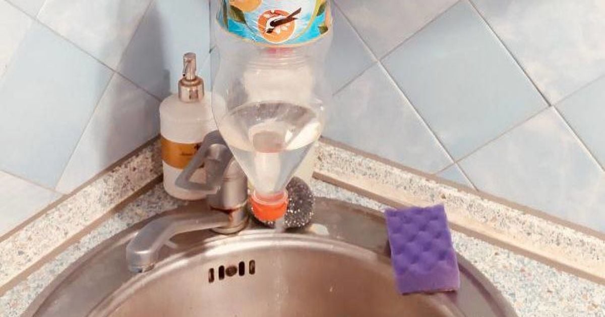 У Маріуполі 50% мешканців не мають води: вони вигадують імпровізовані крани (фото)